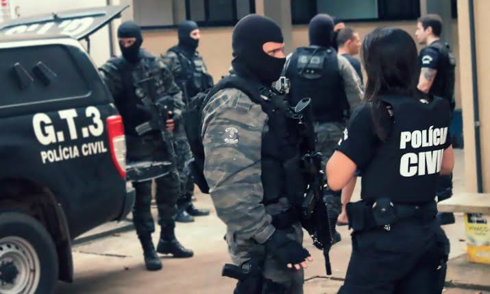 Polícia de Bertioga está procurando ladrões que fizeram família refém 