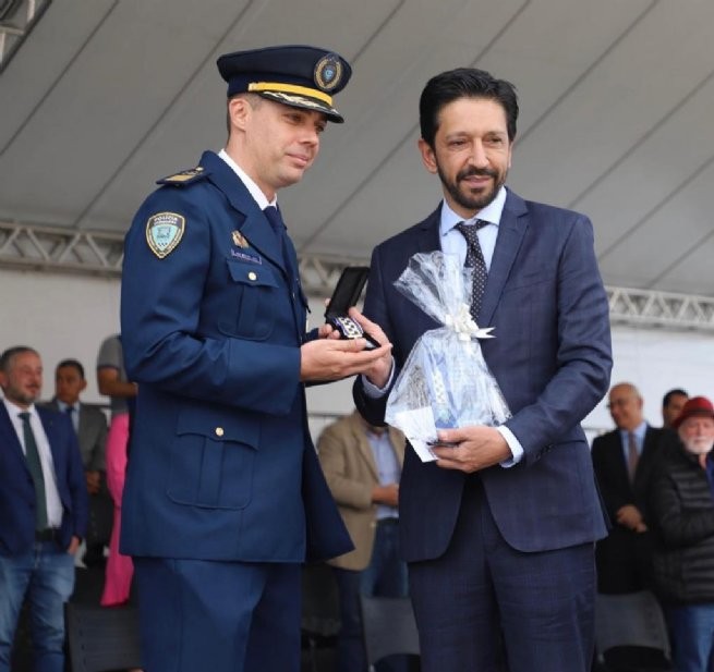 Comandante da Polícia Municipal de São Sebastião entrega medalha ‘Patrulheiro, Protetor e Amigo’ a prefeito de São Paulo