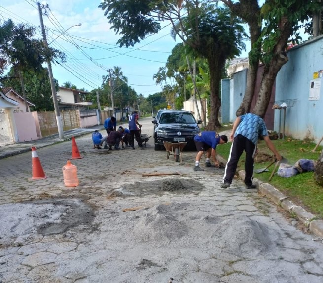 Operação tapa-buracos é realizada no bairro Portal da Olaria