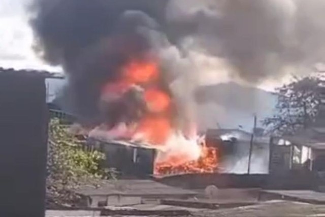 Incêndio em São Vicente consome duas casas de madeira 