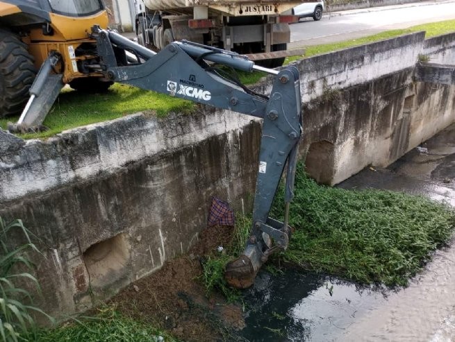 Prefeitura executa ações de desobstrução no Córrego Mãe Isabel no bairro Topolândia
