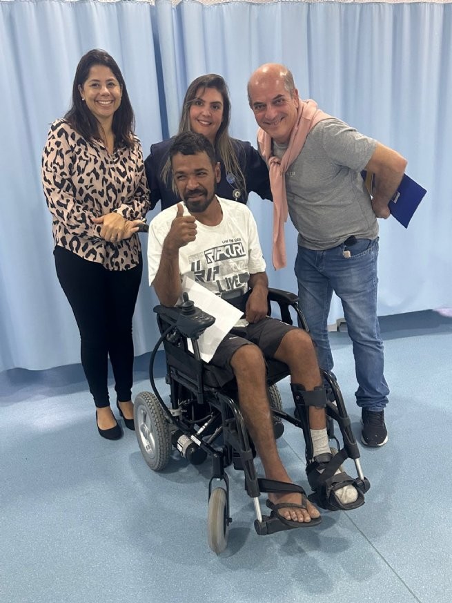 Prefeitura de São Sebastião entrega cadeira de rodas motorizada para morador da Topolândia