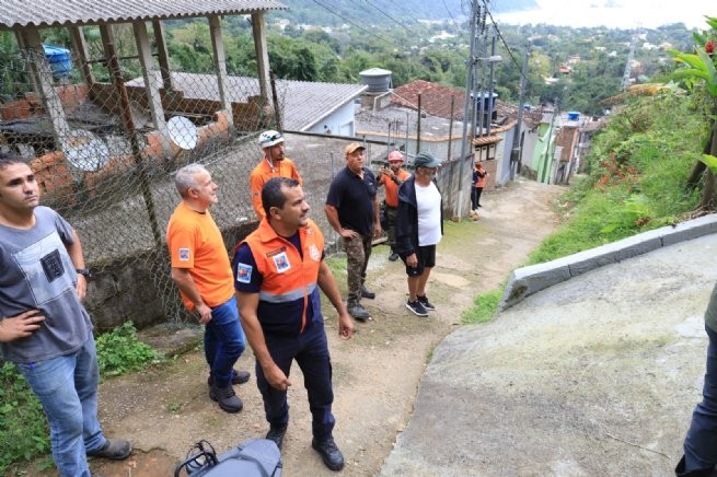 Defesa Civil e Associação de Moradores de Toque-Toque Pequeno vistoriam áreas de risco na comunidade