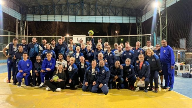 Equipe de vôlei adaptado de São Sebastião recebe novo uniforme