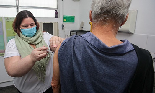 Praia Grande realiza vacinação contra covid-19, gripe e outras doenças no fim de semana