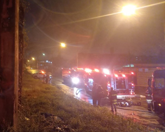 Incêndio em casa mata rapaz de 24 anos e fere esposa; internada