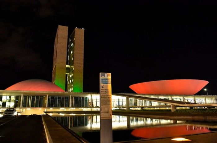 Congresso recebe iluminação verde e vermelha pelo mês de conscientização sobre saúde bucal
