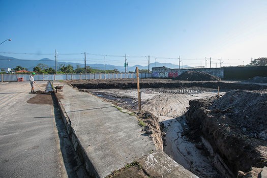 Praça da Liberdade Zumbi dos Palmares começa a ser construída em Praia Grande