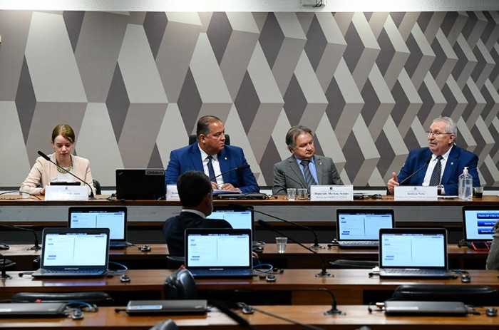 Comissão da MP do salário mínimo se reúne na terça para analisar relatório