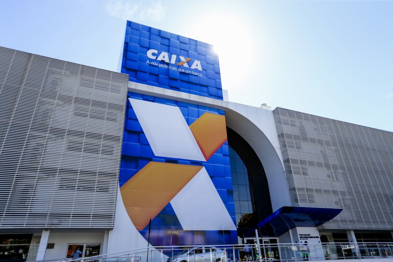 Ministra da Mulher visita agência onde funcionará Caixa Pra Elas