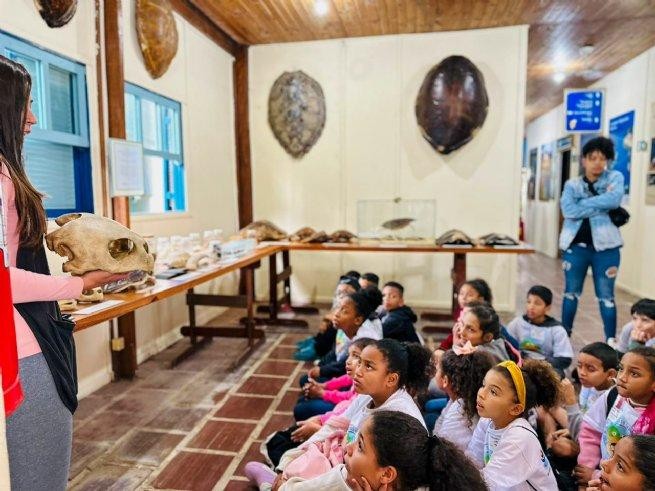 Crianças do Projeto Garoçá conhecem Tamar de Ubatuba