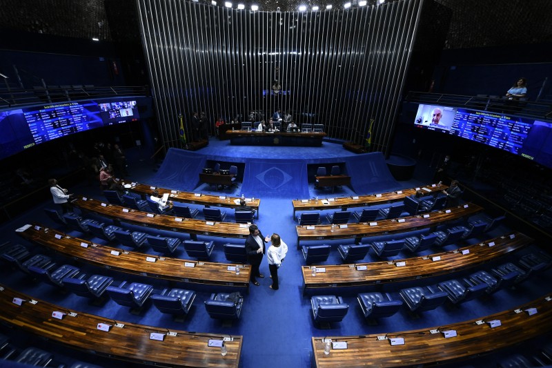 Senado aprova redução na idade mínima para laqueadura
