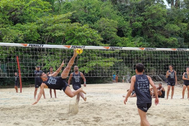‘Resenha Interna’ na Arena Haru promete show de futevôlei na Praia Preta do Varadouro