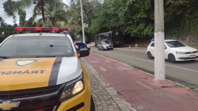 Motoqueiro perde a vida em colisão com ônibus de turismo