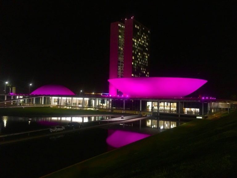 Congresso Nacional na cor rosa celebra o Dia Mundial de Combate ao Colesterol