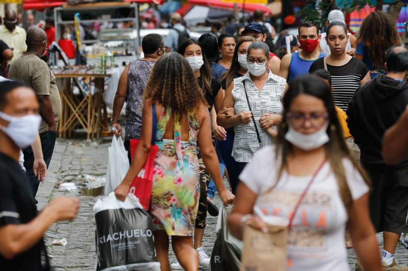 Brasil registra 147 mortes e 17,7 mil novos casos de covid-19 em 24h
