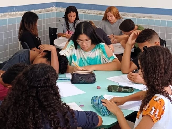 Alunos participam de concurso de redação sobre a paz promovido pelo Lions Clube Internacional