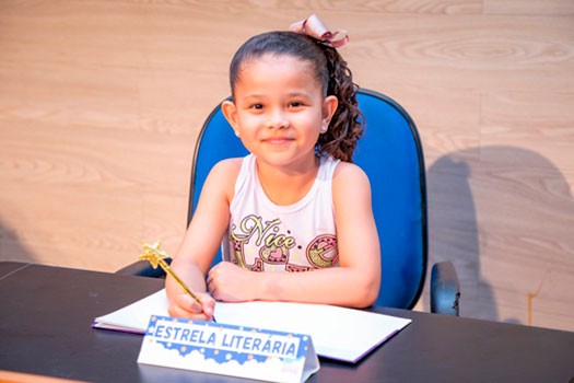Alunos da EM Manoel Nascimento participam de tarde de autógrafos