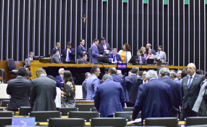 Deputados aprovam urgência para proibição de cobrança de ICMS em transferência de mercadoria; acompanhe