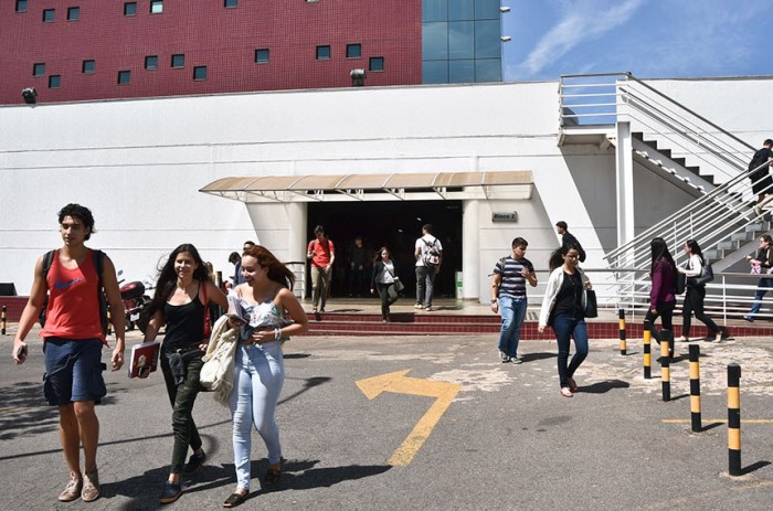 Comissão de Educação vota projeto que anistia dívidas com o Fies