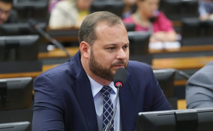Comissão aprova projeto que inclui alerta contra maus-tratos a animais em ração