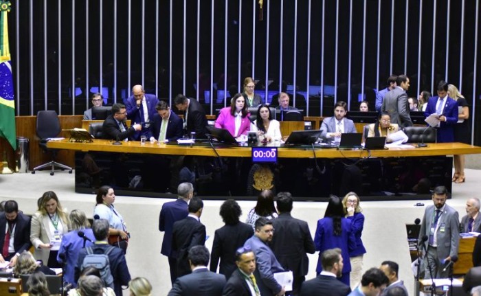 Pelo fim da violência contra mulheres, Câmara aprova projetos da bancada feminina