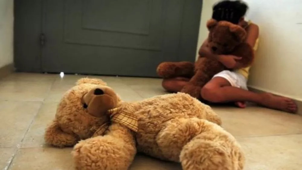 Pai é preso acusado de estuprar e engravidar filha de 13 anos; menina abortou