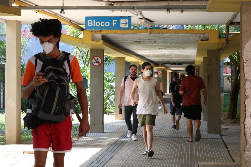 USP deixa de exigir uso de máscara em ambientes fechados