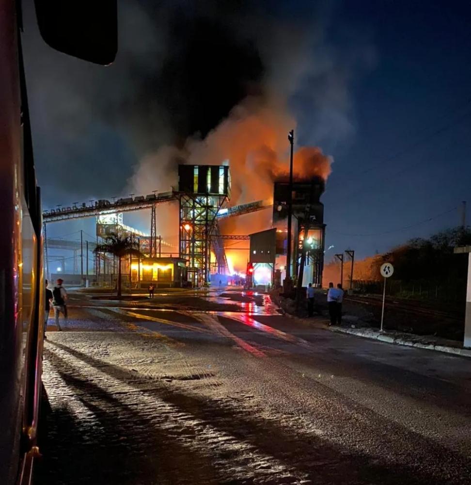 Fogo em transporte de enxofre assusta mas não fere; saiba tudo