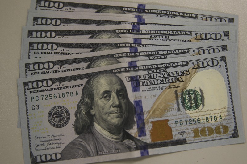 Dólar cai para R$ 5,11 com exterior e Copom