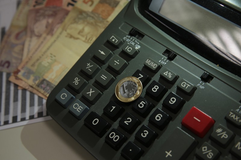 Juros altos e combustíveis explicam queda da inflação