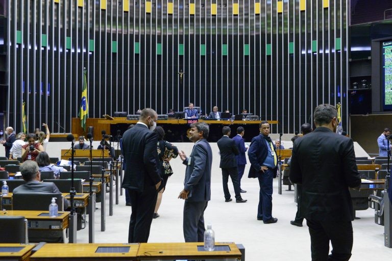 Câmara aprova MP que prorroga contrato de analistas do censo 2022; acompanhe
