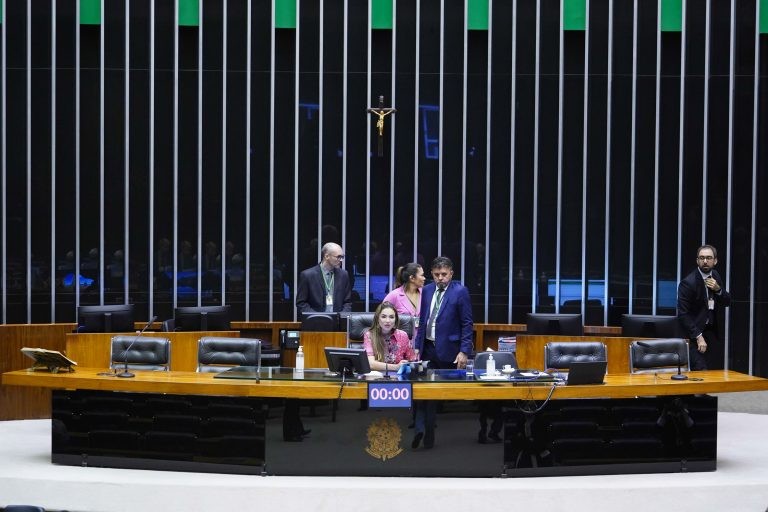 Câmara aprova urgência a projeto que pode garantir pagamento do piso salarial da enfermagem; acompanhe