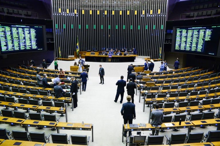 Câmara pode votar hoje medidas provisórias e urgência para propostas sobre pesquisa eleitoral