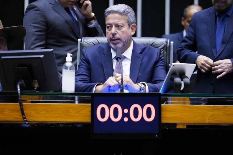 Câmara aprova urgência para projeto que regulamenta pesquisas eleitorais; acompanhe