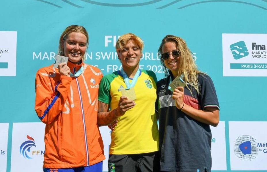 Ana Marcela, atleta de Santos, vence Mundial de maratona aquática na França