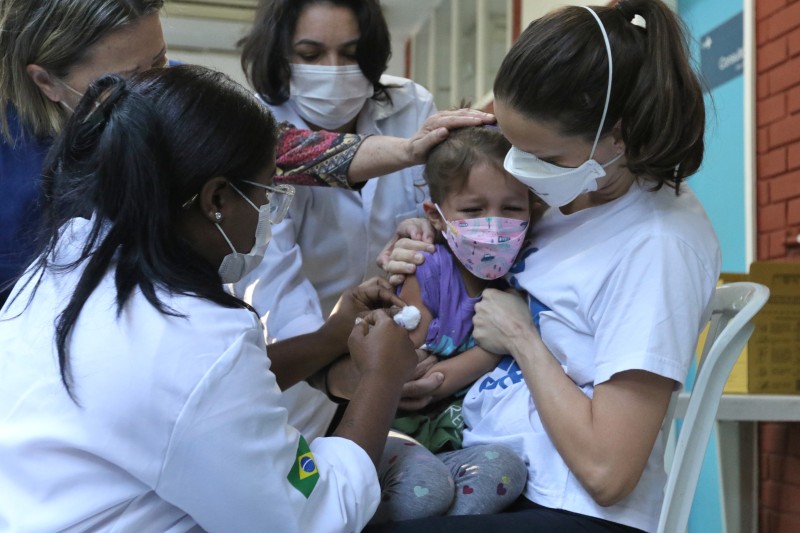 Ministério da Saúde recebe 1 milhão de doses de vacina contra covid-19