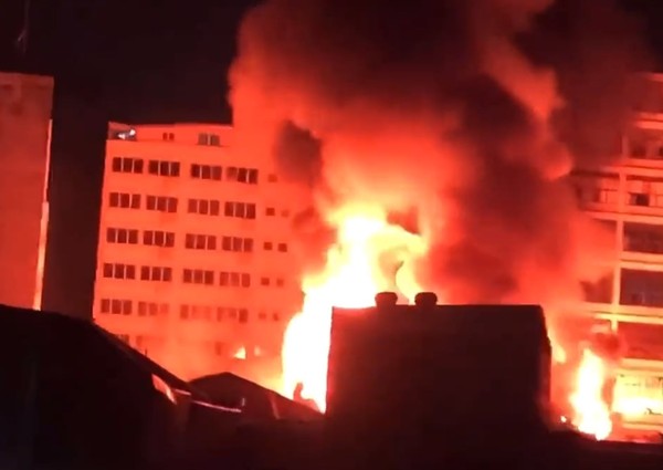 Fogo persiste no Centro Histórico e já destrói quatro prédios; dois bombeiros ficaram feridos
