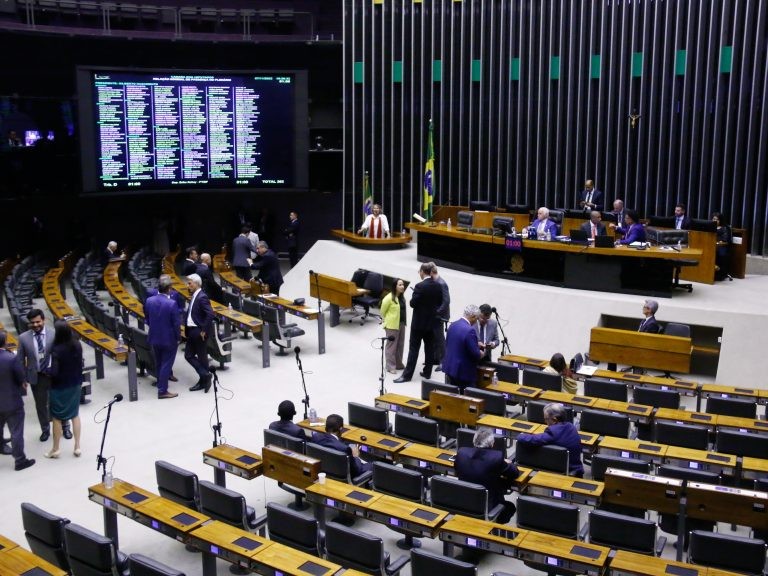 Câmara realiza sessão de votações; acompanhe