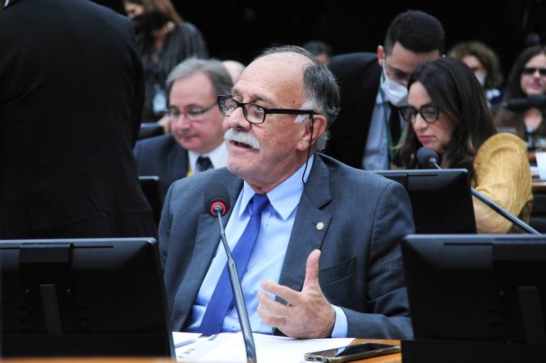 Comissão aprova projeto que destina aparelhos eletrônicos apreendidos a escolas públicas