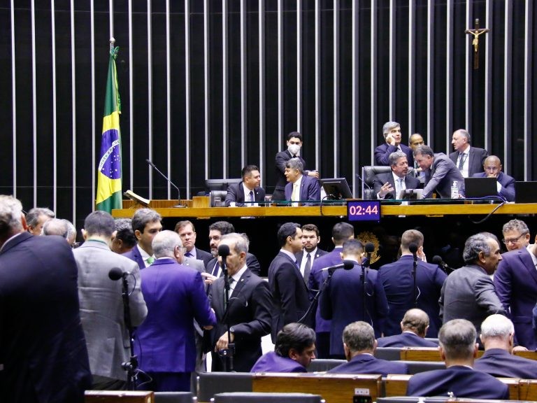 Deputados analisam projeto que libera recursos para pagamento do piso da enfermagem; acompanhe