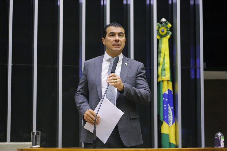 Comissão aprova projeto que define áreas para substituição de postes e fios por redes subterrâneas