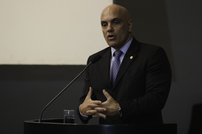 Presidente do TSE defende eleições e cobra leis contra milícia digital
