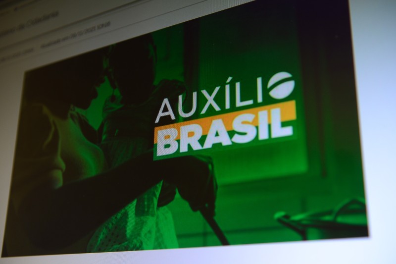 Beneficiários do Auxilio Brasil podem sacar hoje parcela de novembro