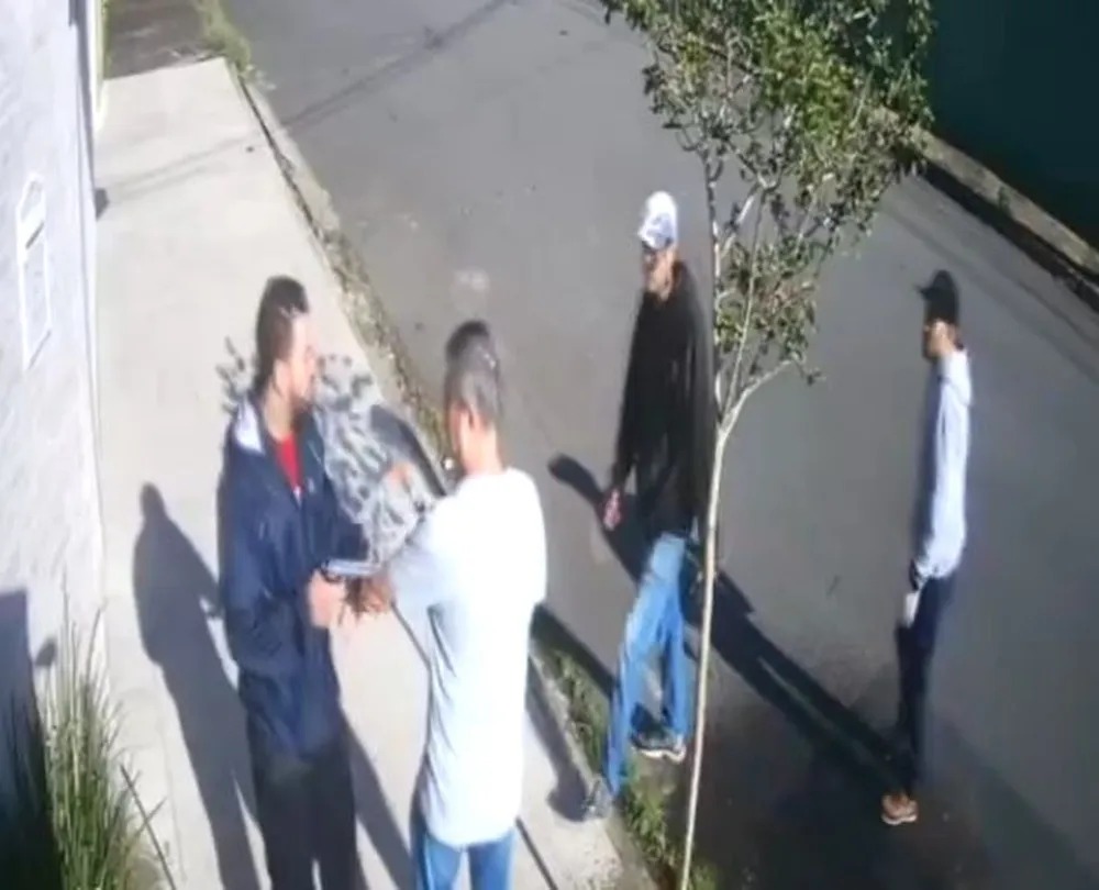 Idoso é dominado e espancado por três bandidos; o homem estava no jardim