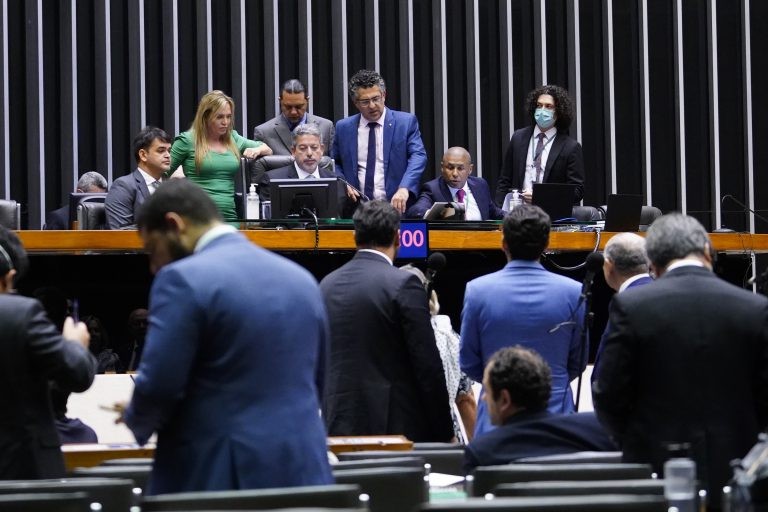 Deputados concluem votação de MP que aumenta margem do consignado para servidores federais