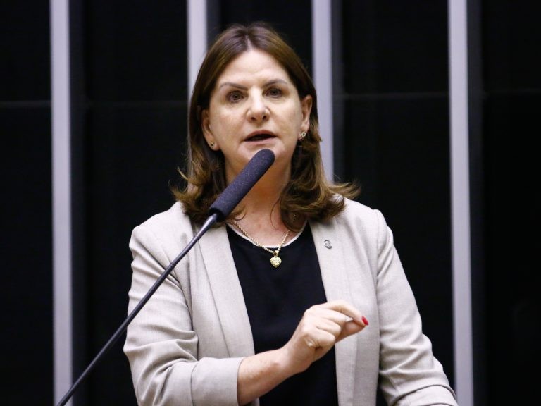 Comissão aprova projeto que permite pessoa sem parentesco pedir destituição do poder familiar