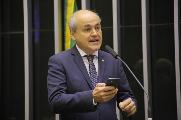 Comissão aprova projeto que obriga sistemas de inteligência artificial do governo a seguir boas práticas ambientais