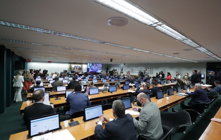 CCJ aprova admissibilidade de proposta que reduz contribuições dos municípios à metade
