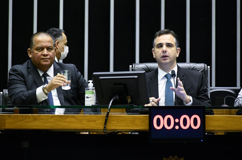 Análise de vetos à repressão violenta a manifestações e fake news ficam para 5ª feira